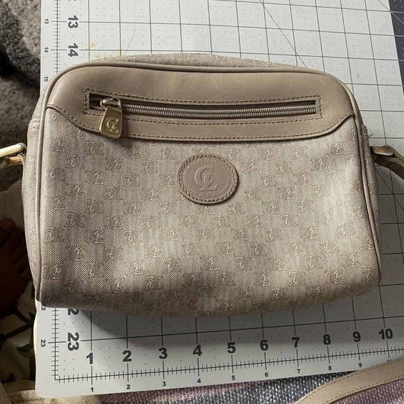 Vintage Carryland Crossbody Bag - Picture 3 of 9